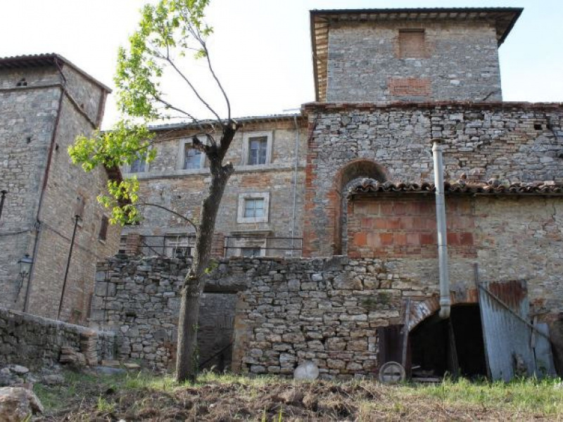 Tipologia Immobile: palazzo/terratetto Provincia: perugia Comune: gualdo cattaneo Località:  Indirizzo: Via Castel Petroso